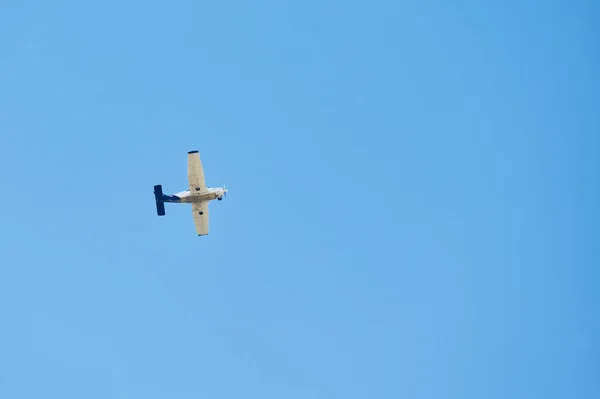 Невеликий Рекреаційний Літак Ідеально Підходить Польотів Літають Над Блакитним Небом — стокове фото