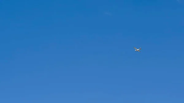 Plano Recreativo Pequeno Ideal Para Prática Voo Voando Sobre Céu — Fotografia de Stock