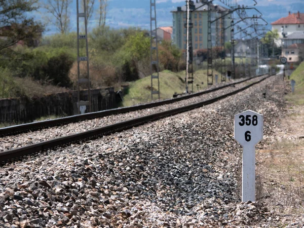 Vit Stenkilometer Och Hektometrisk Stolpe Som Ligger Intill Rälsen Järnväg — Stockfoto