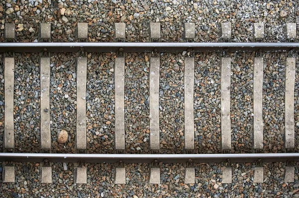 มมองทางอากาศและรายละเอ ยดของรางรถไฟท างข นในโลหะและห นรอบ อใช นหล รูปภาพสต็อก