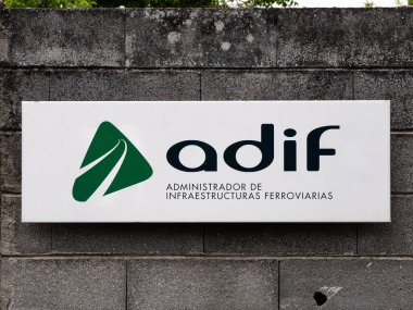 Monforte de Lemos, Lugo, İspanya; 06-11-2022: İspanyol kamu kuruluşu ADIF 'in (demiryolu altyapılarının yöneticisi) beyaz posteri taş bir duvara yerleştirildi