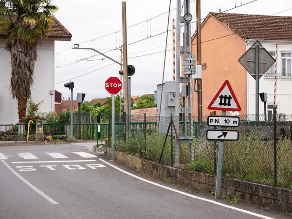 Sinyal Lalu Lintas Segitiga Yang Menunjukkan Dekatnya Tingkat Penyeberangan Kereta — Stok Foto