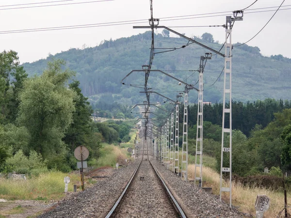 Tågspåren Går Förlorade Bakgrunden Elektrifierade Ledningarna Kontaktledningen Ett Landskap Fullt — Stockfoto