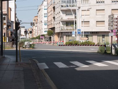 Monforte de Lemos, Lugo, İspanya; 06-13-2022: Monforte şehrinde bulunan kapalı kentsel geçiş, bir trenin yakınlığını ve tehlikeyi gösteren yarı bariyerlerin indirildiği yer.
