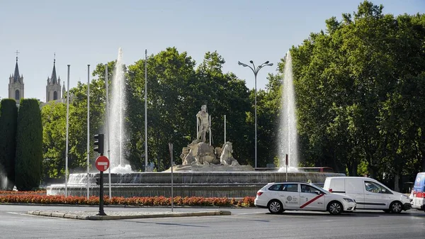 Madrid Spagna 2022 Fontana Nettuno Con Grandi Getti Acqua Auto — Foto Stock