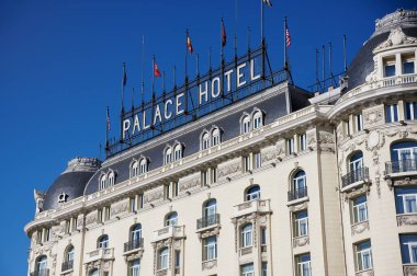 Madrid İspanya; 06-29-2022: Madrid 'deki ünlü ve lüks Palace Oteli' nin çatısına isim ve bayrakla imza atın