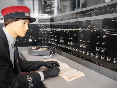 Monforte de Lemos, Lugo, İspanya; 07-23-22: Mannequin, demiryolu müzesindeki eski bir tren istasyonunun trafik müdürünün çalışmalarını temsil ediyordu.