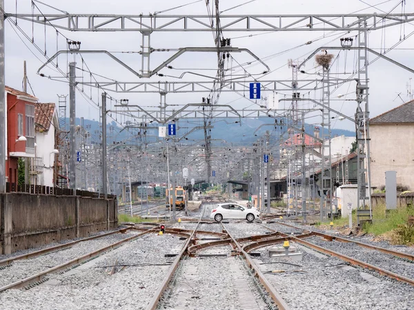 White Car Crossing Level Crossing Train Tracks Entrance Monforte Lemos — Stockfoto