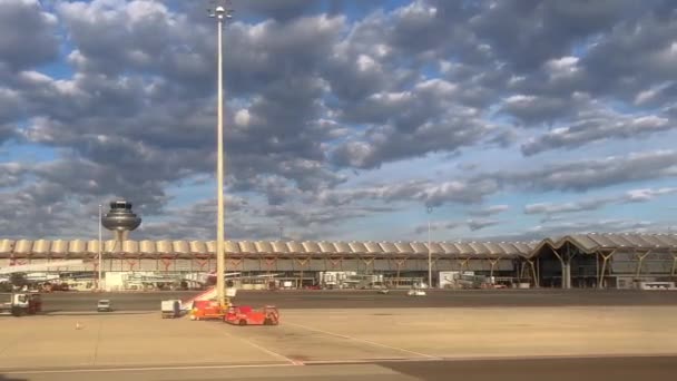 Madrid Espanha 2022 Viajar Pista Terminal Aeroporto Adolfo Suarez Madrid — Vídeo de Stock