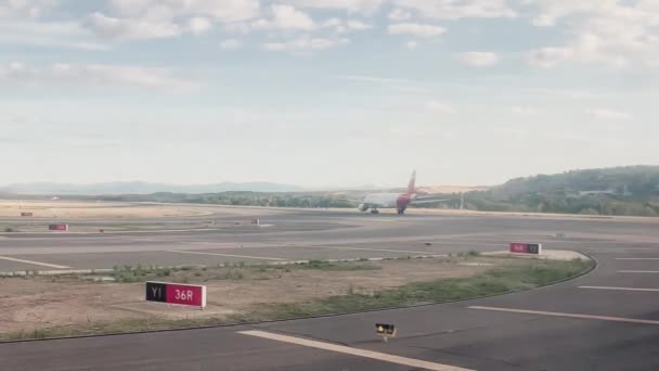 マドリード スペイン 2022 アドルフォ スアレス マドリード バラハス空港の滑走路の一つで離陸のための速度を拾うイベリア航空の飛行機 — ストック動画