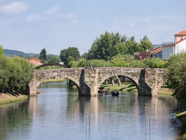 Monforte Lemos Lugo Hiszpania 2022 Turyści Spacerujący Rzymskim Kamiennym Moście — Zdjęcie stockowe