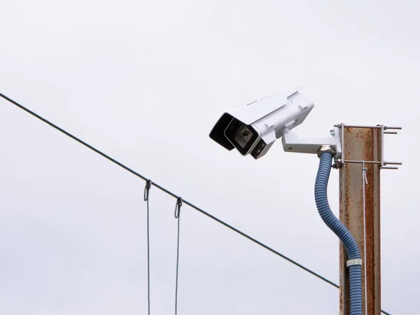 Câmera Vigilância Segurança Voltada Para Baixo Colocada Poste Metal Enferrujado — Fotografia de Stock