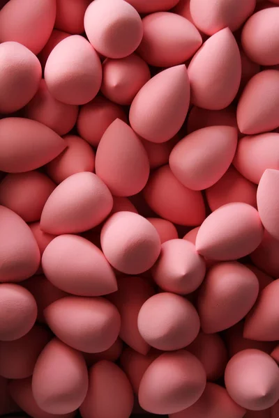 Красивий фон купа рожевих ніжних губок для макіяжу вертикальна орієнтація — стокове фото