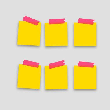 Boş arkaplanı olan beyaz bir duvar arkaplanındaki sarı kağıt not.