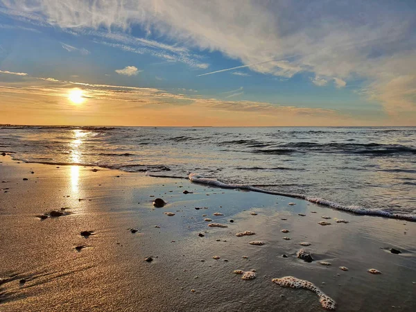 Praia Vazia Mar Báltico Com Ondas Calmas Rolando Areia Sob — Fotografia de Stock