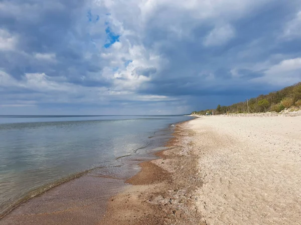 Prachtig Leeg Zandstrand Aan Oostzeekust Met Kalme Golven Rollend Zand Stockafbeelding