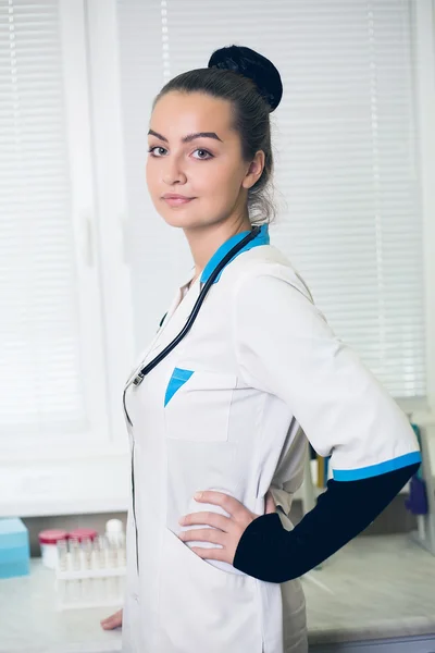 Portret seksowny midicine piękna pielęgniarka lekarz w białej sukni — Zdjęcie stockowe