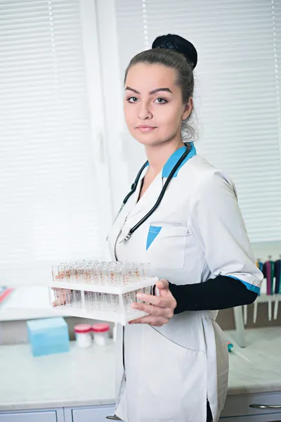 Un retrato de sexy médico enfermera de midicina hermosa en un vestido blanco — Foto de Stock