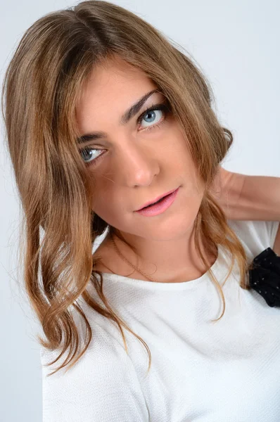 Um retrato de uma menina modelo bonita com olhos azuis posando em st — Fotografia de Stock