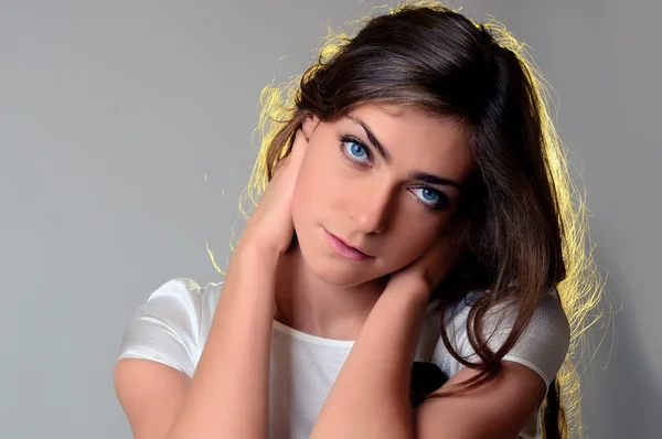 Um retrato de uma menina modelo bonita com olhos azuis no estúdio nós — Fotografia de Stock