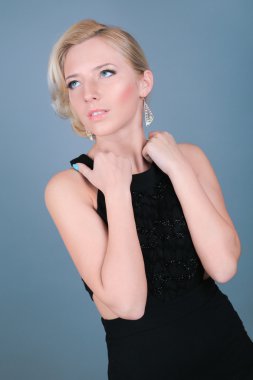 genç güzel bir kadın ile mükemmel temiz cilt ve glamour makyaj