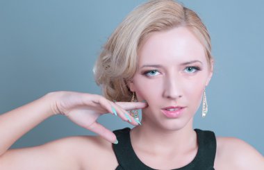 genç güzel bir kadın ile mükemmel temiz cilt ve glamour makyaj