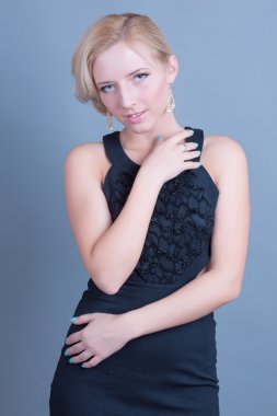 genç güzel bir kadın ile mükemmel temiz cilt ve glamour makyaj