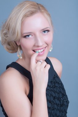 genç güzel bir kadın ile mükemmel temiz cilt ve glamour makyaj