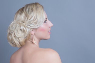 genç güzel bir kadın ile mükemmel temiz cilt ve glamour makyaj