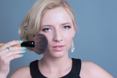 yüz pudrası uygulanması makyaj sanatçısı