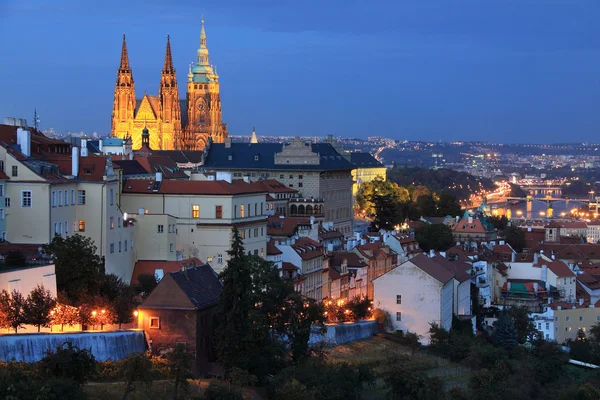 Ночная Прага с готическим замком — стоковое фото