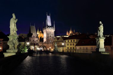 Prag Aziz Nicholas Katedrali ve Charles Köprüsü