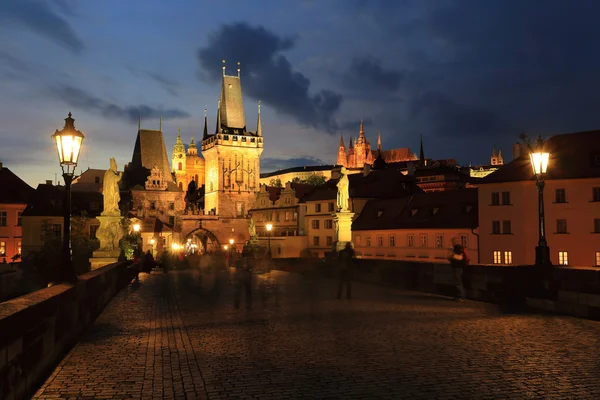 Prag St. Nicholas' katedral och Karlsbron — Stockfoto