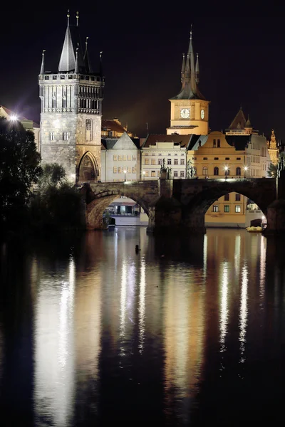 parlak Prag eski şehir gece görünümü
