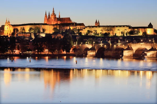 Castelo gótico de Praga com Ponte Carlos — Fotografia de Stock