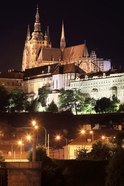 Natt Prag gotiska slottet ovanför floden vltava — Stockfoto