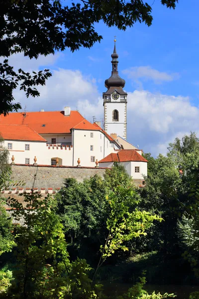 Castillo en la ciudad de Pisek con la iglesia deanery — Foto de Stock