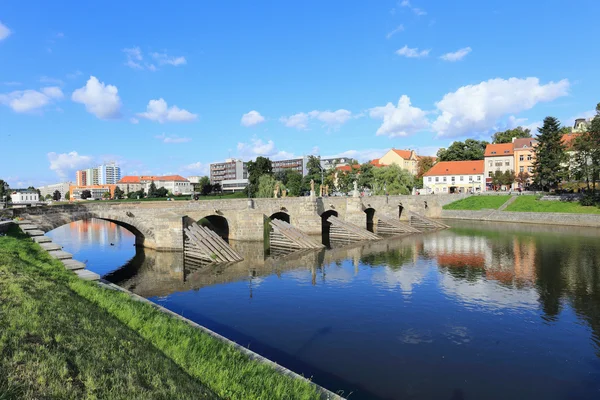 Den äldsta stenbron i centrala floden otava — Stockfoto