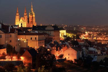 gece Prag ile Gotik castle, Çek Cumhuriyeti