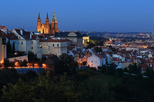 Noc Pragi z gotyckiego zamku, Republika Czeska — Zdjęcie stockowe
