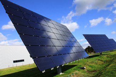 Yaz doğa güneş güç istasyonu