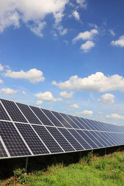 夏の自然の中で太陽光発電所 — ストック写真