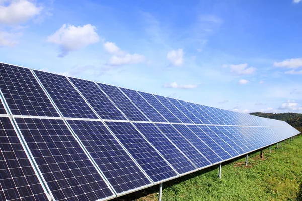 Solární elektrárna v letní přírodě — Stock fotografie