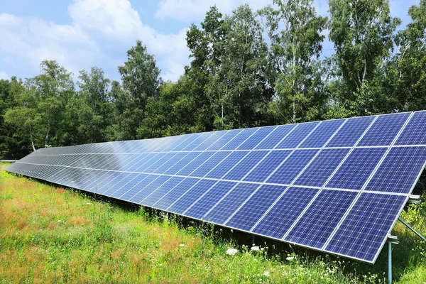 Solární elektrárna v letní přírodě — Stock fotografie