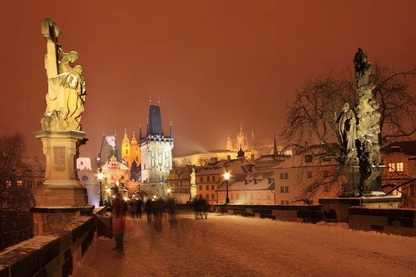 Noche colorido nevado Castillo gótico de Praga con el puente de Carlos, República Checa — Foto de Stock