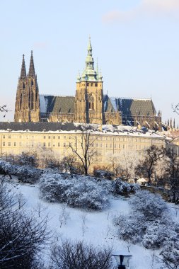 romantik karlı Prag Gotik kalede güneşli bir gün, Çek Cumhuriyeti