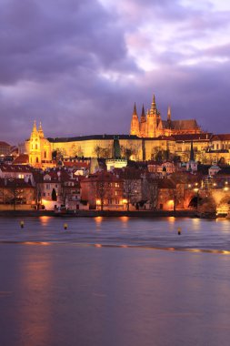 Gotik Prag Kalesi ile charles bridge sonra günbatımı, Çek Cumhuriyeti
