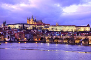 Gotik Prag Kalesi ile charles bridge sonra günbatımı, Çek Cumhuriyeti