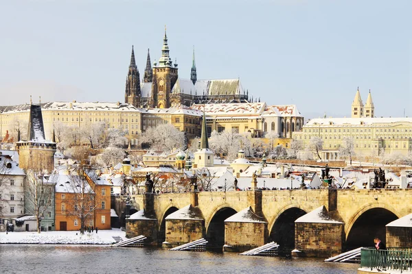 güneşli bir gün, Çek Cumhuriyeti charles Köprüsü ile romantik karlı Prag Gotik Kalesi