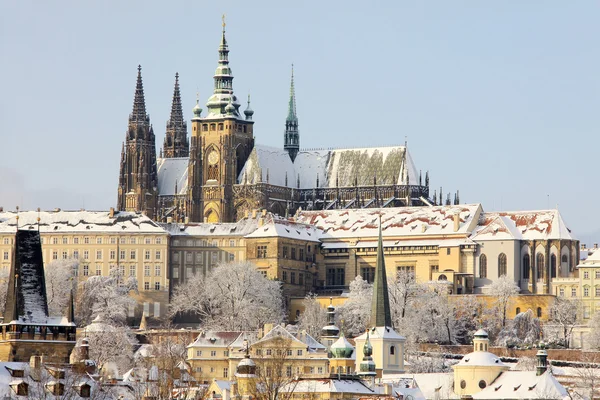 Romantische besneeuwde Praag gotische burcht in de zonnige dag, Tsjechië — Stockfoto